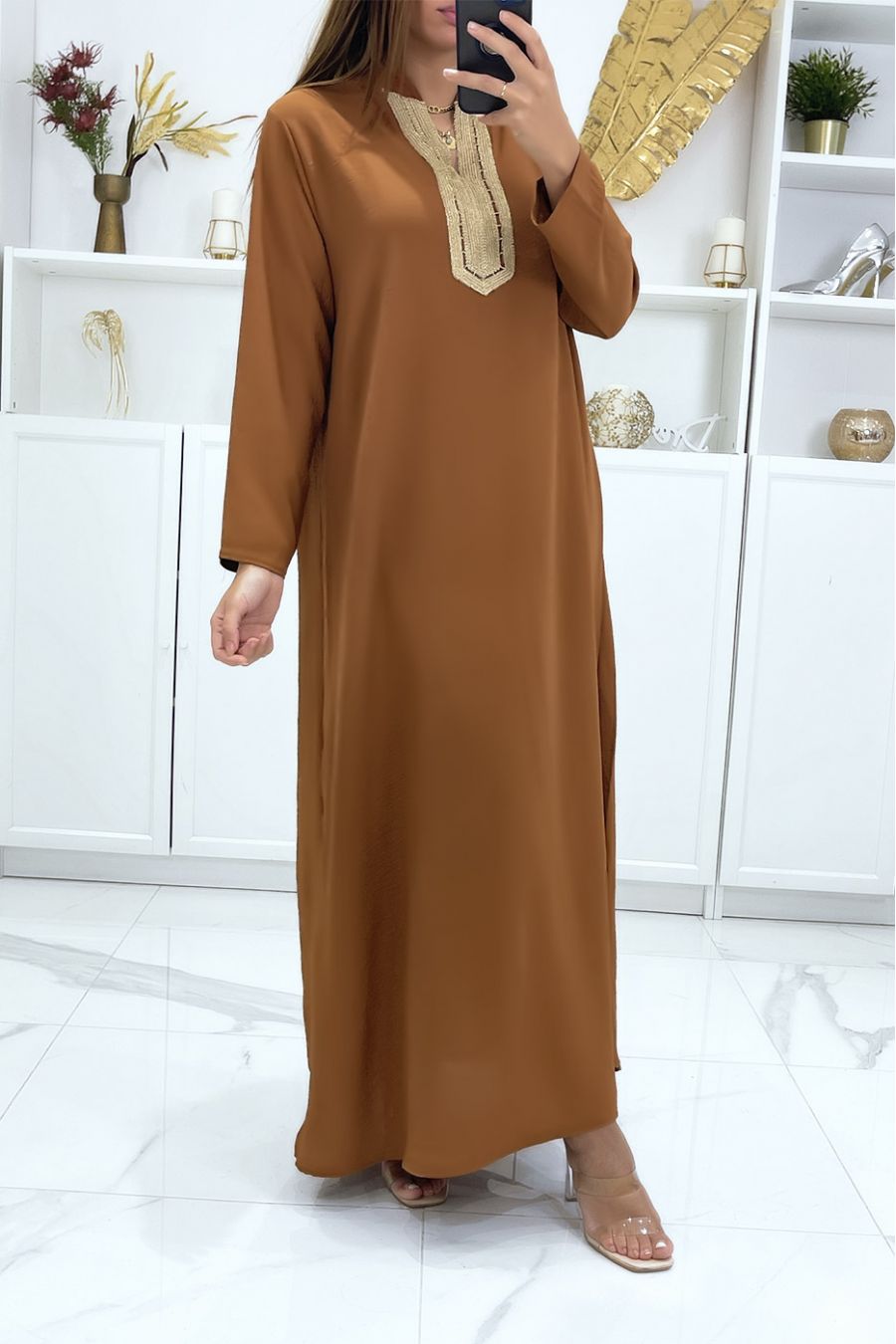 Lange cognac abaya met lange mouwen en goud borduursel op de kraag - 2