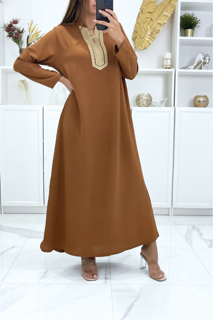 Abaya longue cognac à manches longues et broderie dorée au col  - 3
