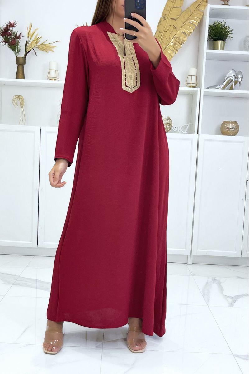 Lange bordeauxrode abaya met lange mouwen en gouden borduursel op de kraag - 1