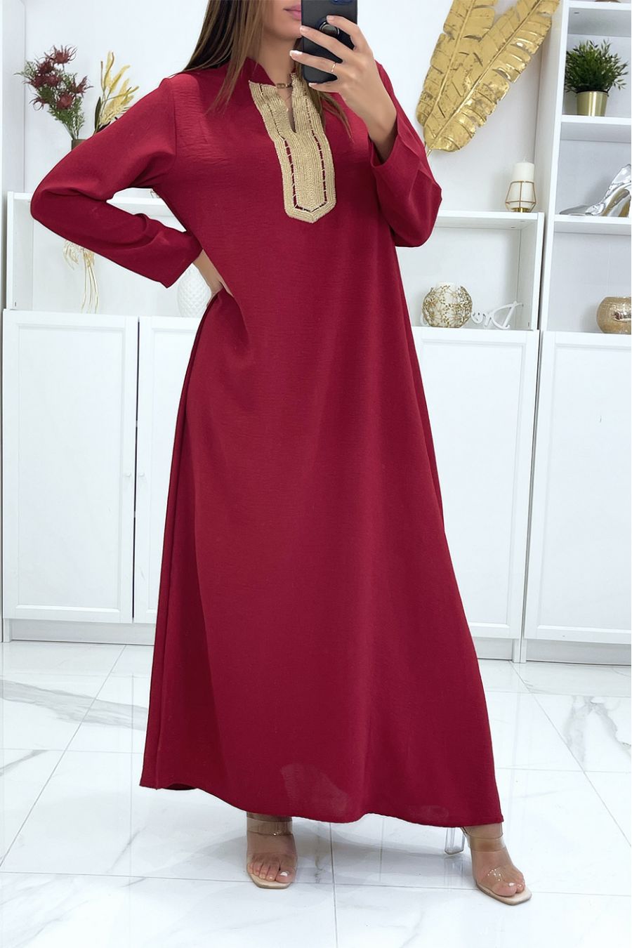 Lange bordeauxrode abaya met lange mouwen en gouden borduursel op de kraag - 3