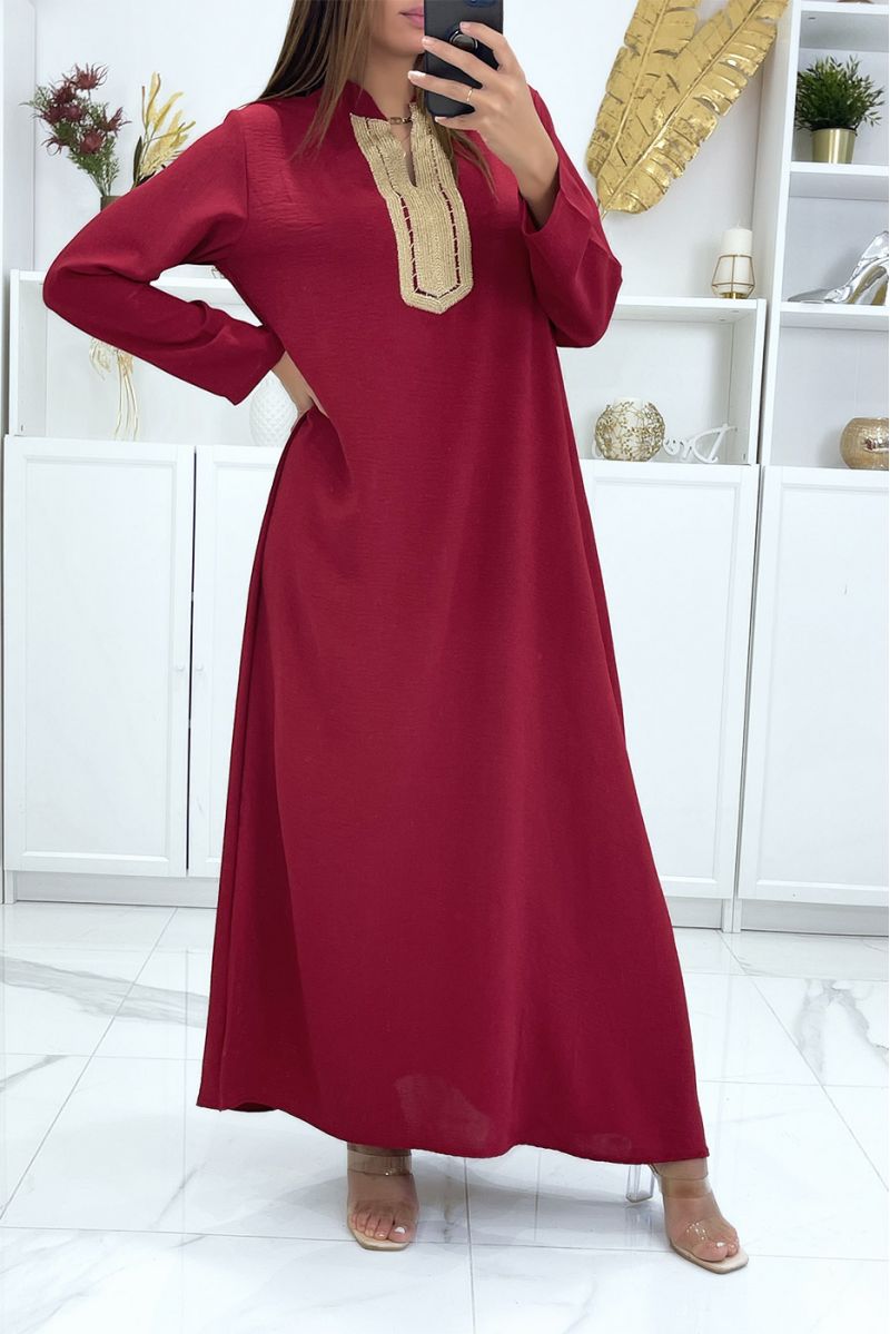 Lange bordeauxrode abaya met lange mouwen en gouden borduursel op de kraag - 3