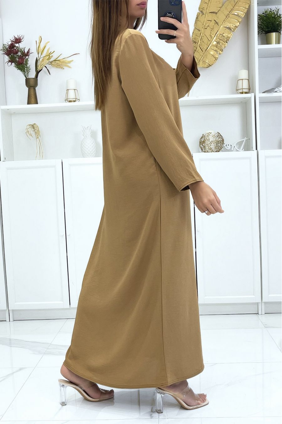 Lange camel abaya met lange mouwen en goud borduursel op de kraag - 3