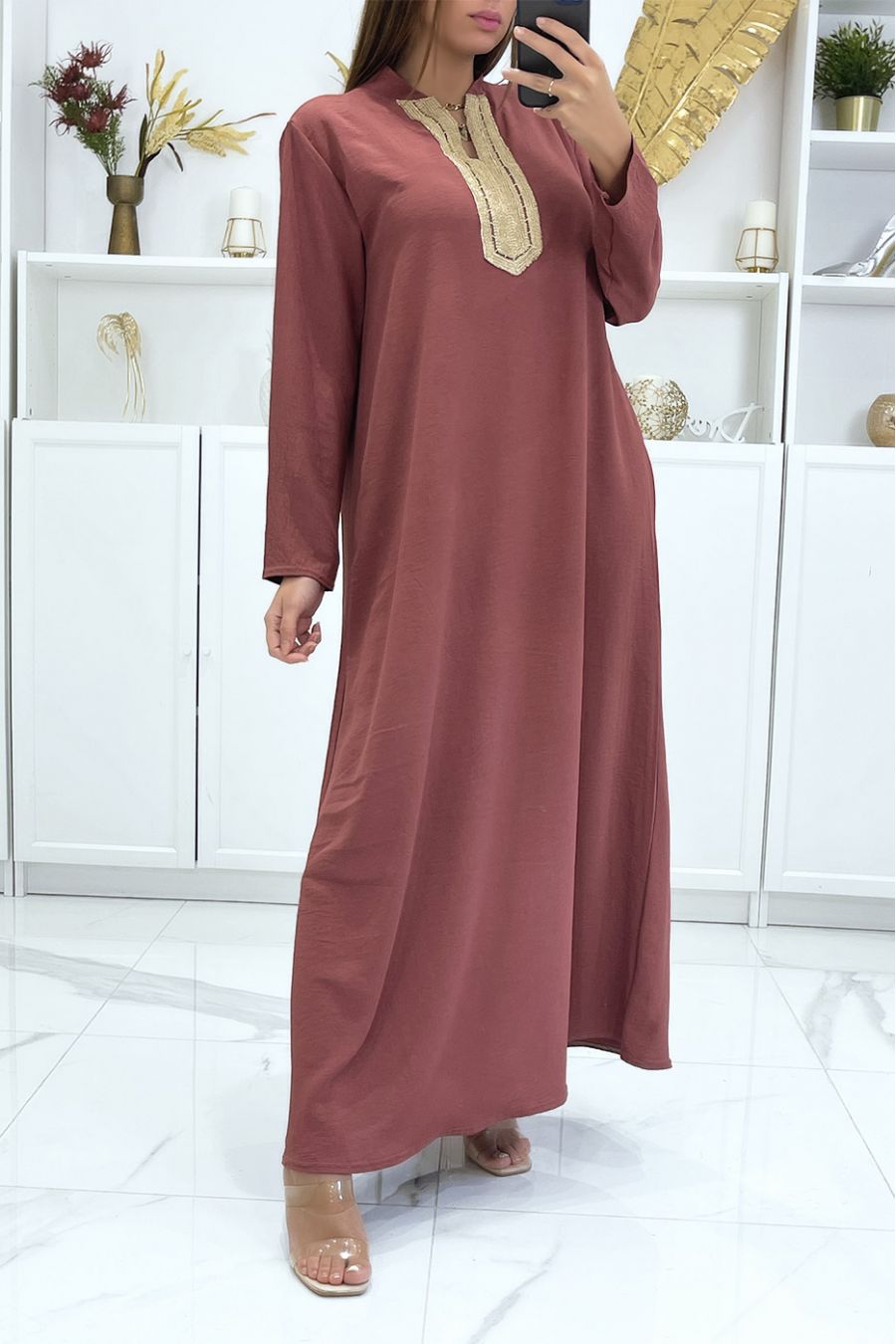 Abaya longue rose foncée à manches longues et broderie dorée au col  - 3