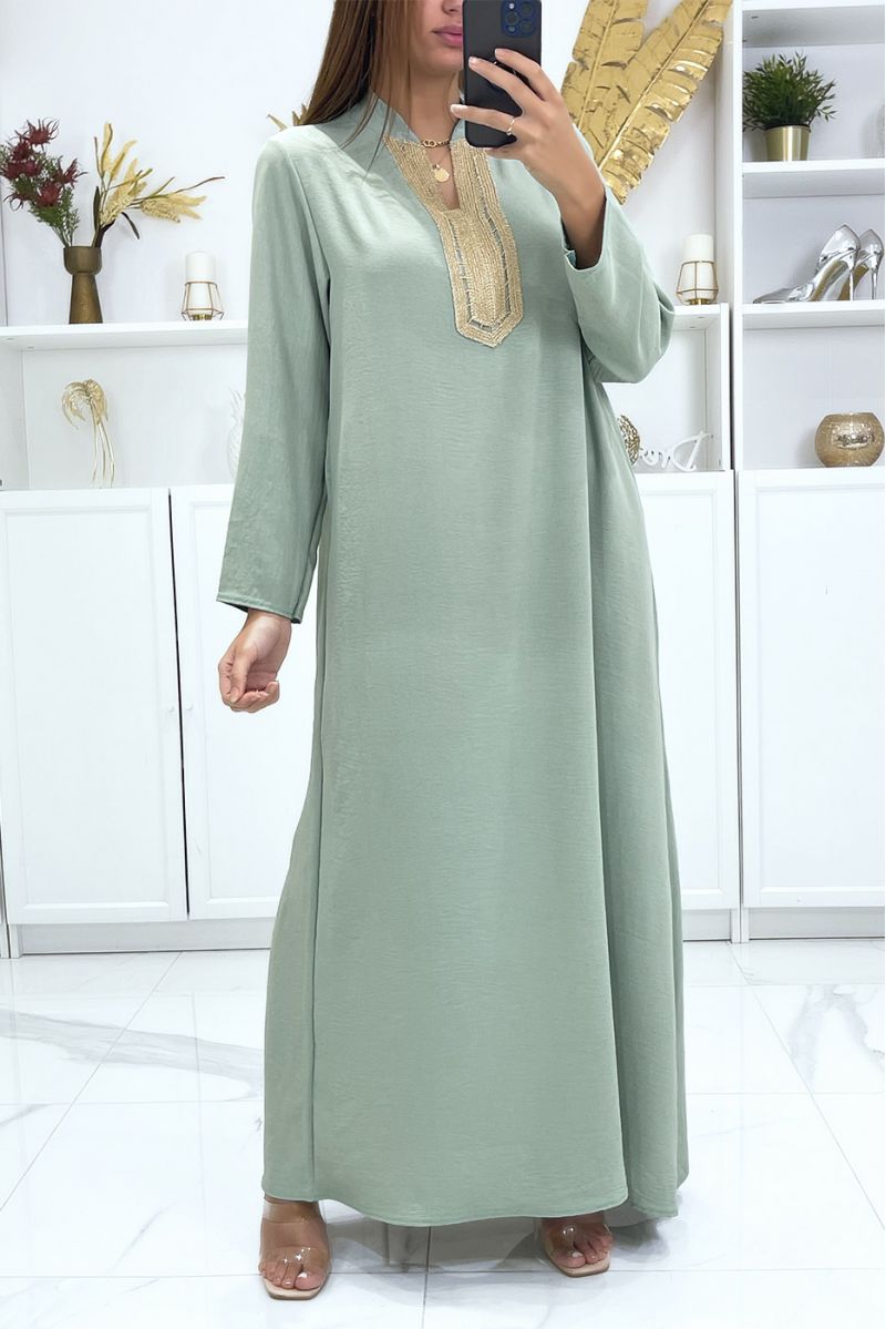Lange groene abaya met lange mouwen en gouden borduursel op de kraag - 1
