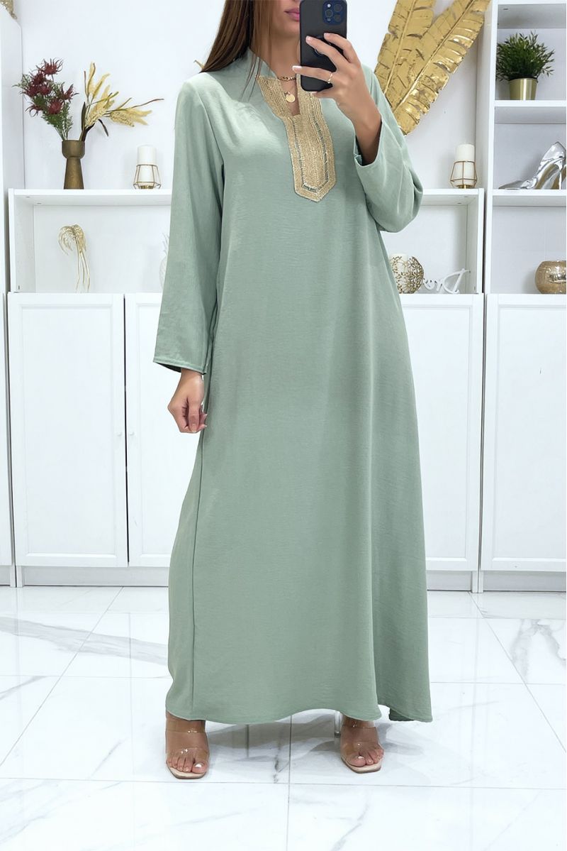 Lange groene abaya met lange mouwen en gouden borduursel op de kraag - 2