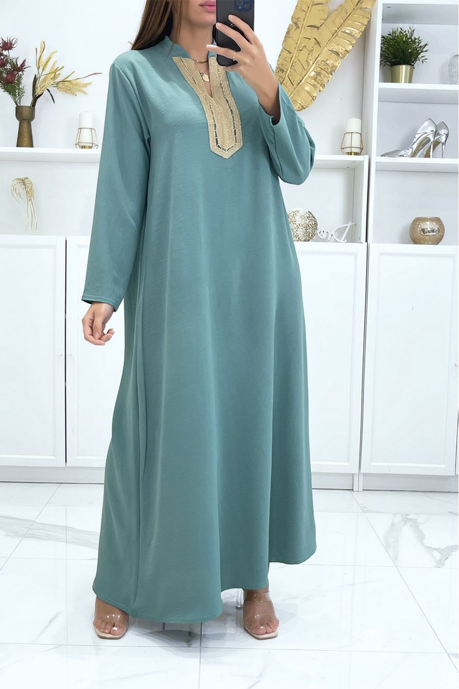 Lange watergroene abaya met lange mouwen en gouden borduursel op de kraag - 1