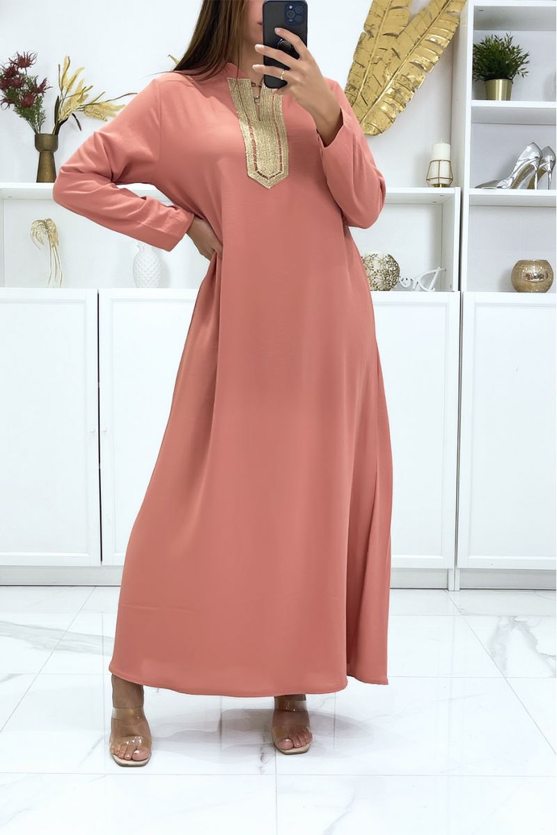 Abaya longue rose à manches longues et broderie dorée au col  - 2