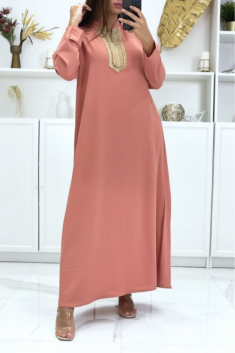 Lange roze abaya met lange mouwen en gouden borduursel op de kraag - 3
