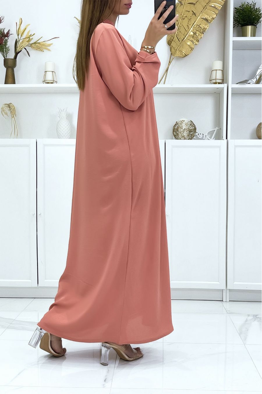 Lange roze abaya met lange mouwen en gouden borduursel op de kraag - 4