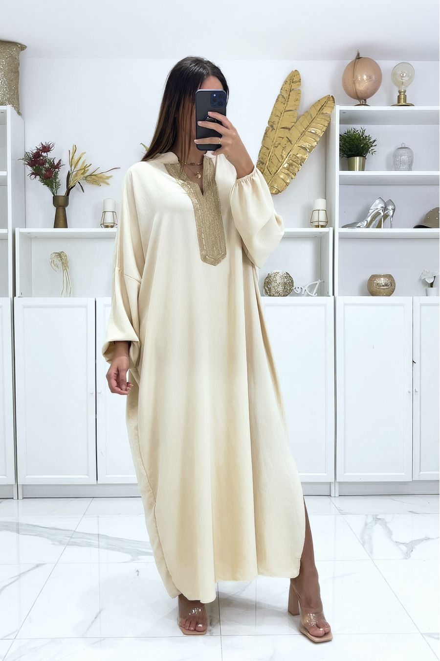 Abaya grande taille beige  à manches bouffantes et broderie dorée au col  - 2