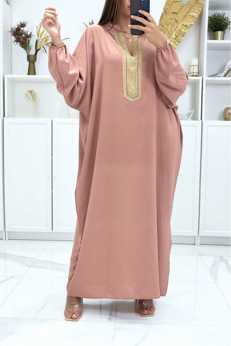 Grote maat roze abaya met pofmouwen en goud borduursel op de kraag - 1