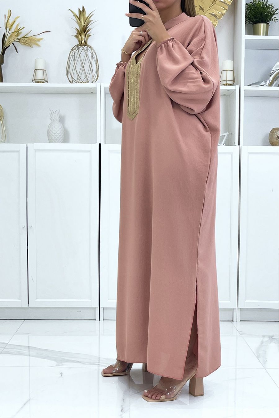 Abaya grande taille rose  à manches bouffantes et broderie dorée au col  - 4