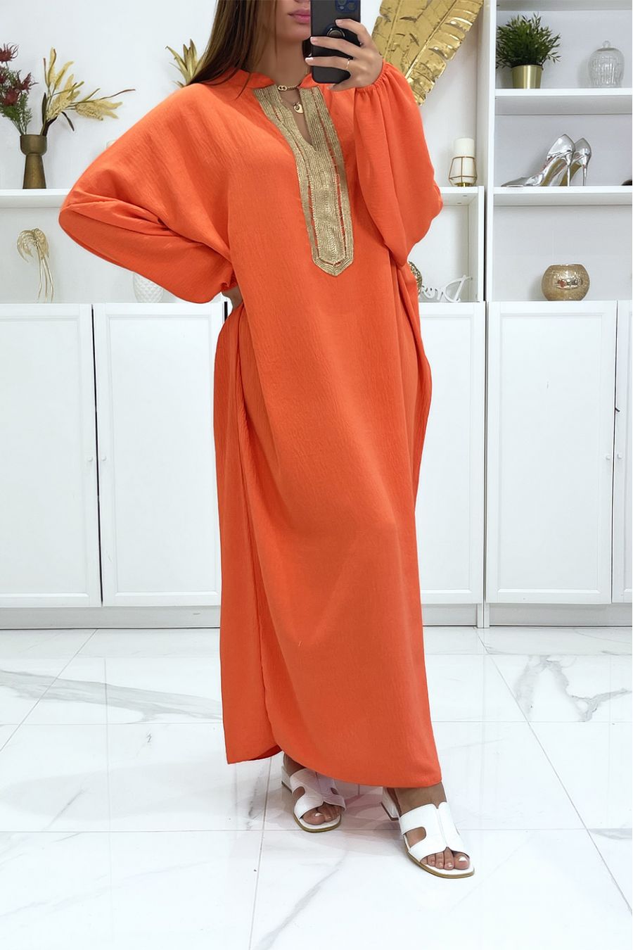 Plus size koraal abaya met pofmouwen en goud borduursel op de kraag - 2