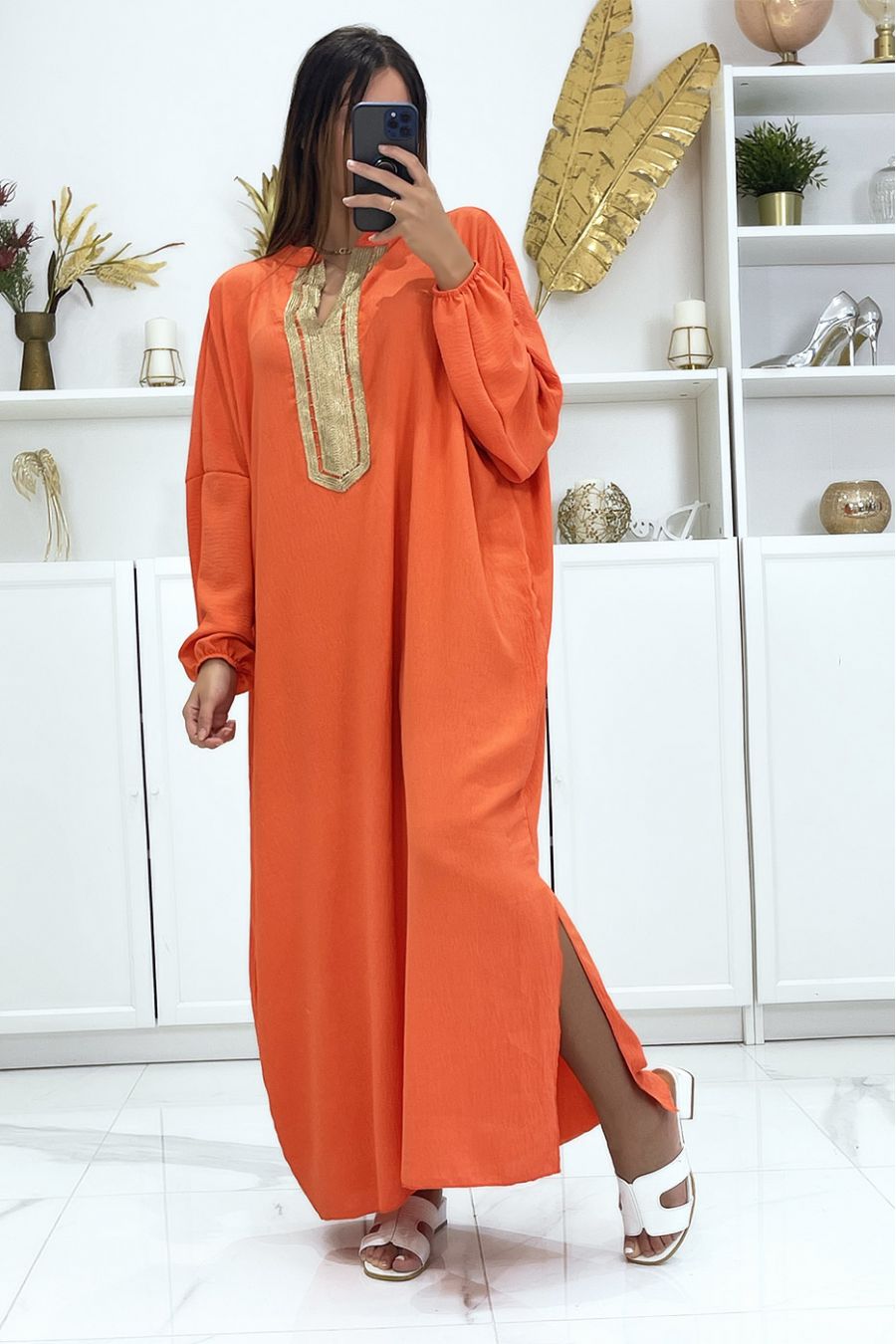 Plus size koraal abaya met pofmouwen en goud borduursel op de kraag - 5