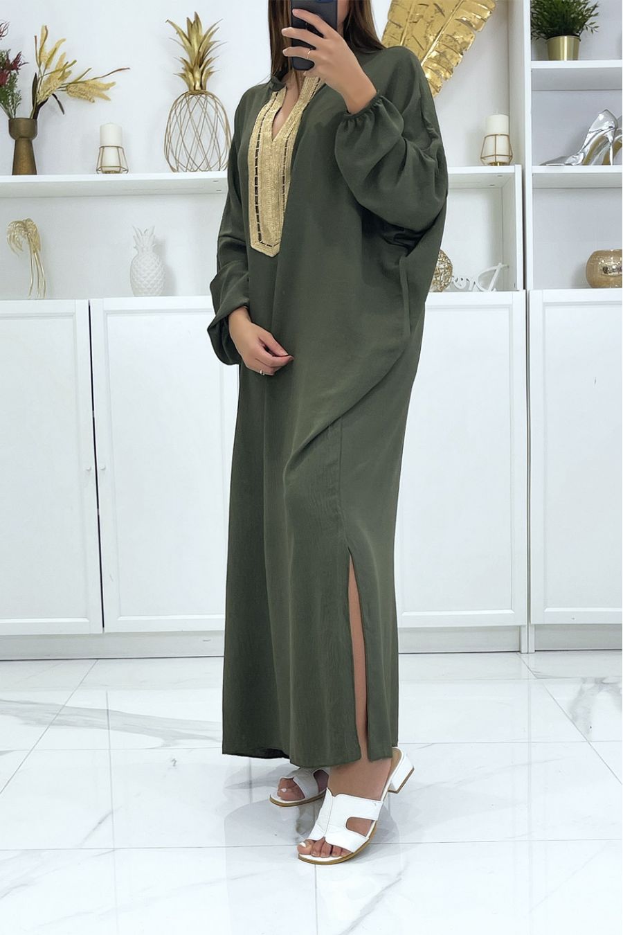 Abaya grande taille kaki  à manches bouffantes et broderie dorée au col  - 3