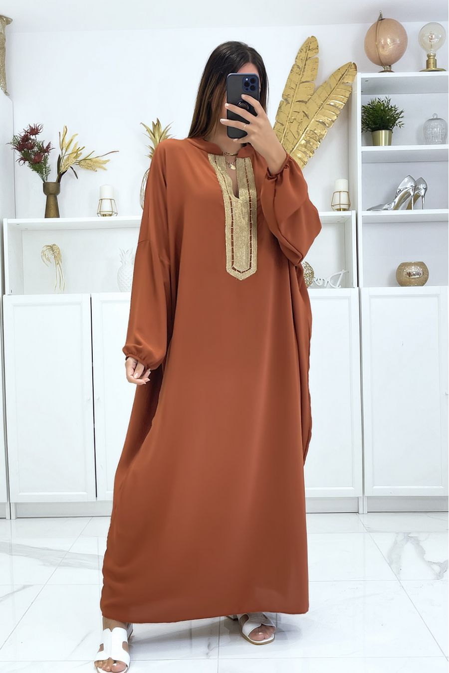 Abaya grande taille cognac  à manches bouffantes et broderie dorée au col  - 1