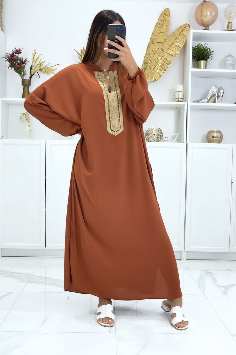 Abaya grande taille cognac  à manches bouffantes et broderie dorée au col  - 2