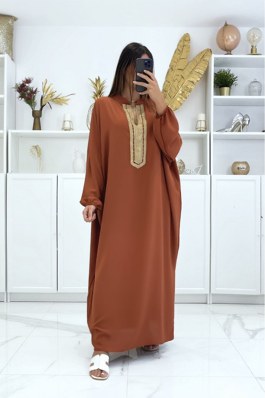 Plus size cognac abaya met pofmouwen en goud borduursel op de kraag - 5
