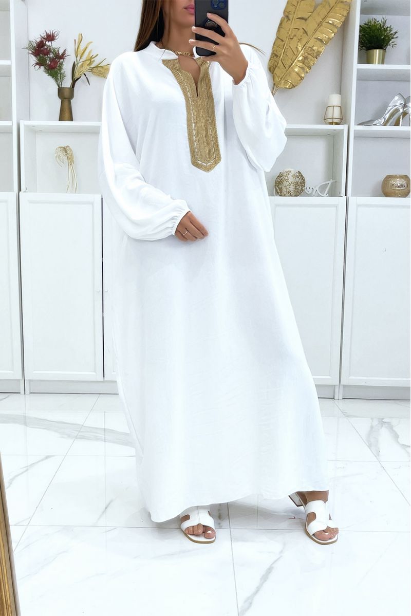 witte abaya met pofmouwen en borduursel op de kraag