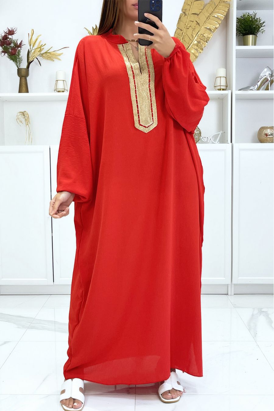 Abaya grande taille rouge  à manches bouffantes et broderie dorée au col  - 1