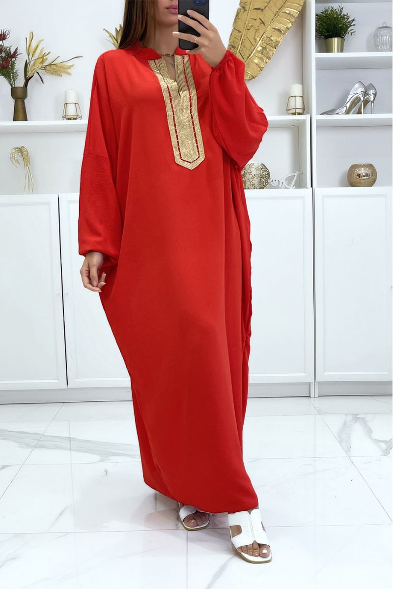 Grote maat rode abaya met pofmouwen en goud borduursel op de kraag - 2