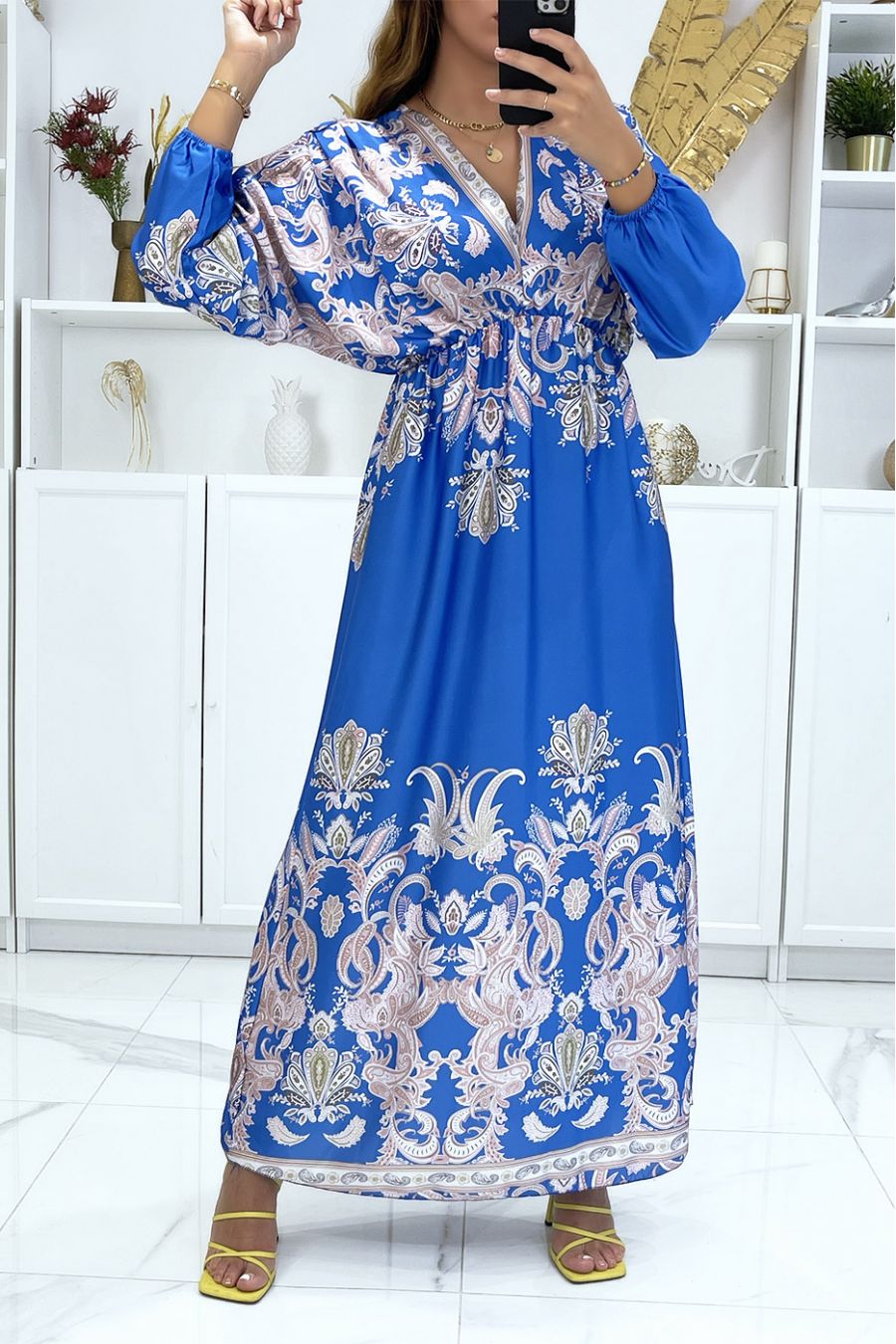 Long royal satin dress with puff sleeves and prints - 2