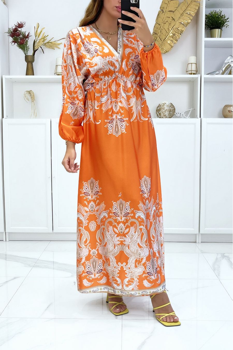 Long orange satin dress with puff sleeves and prints - 2