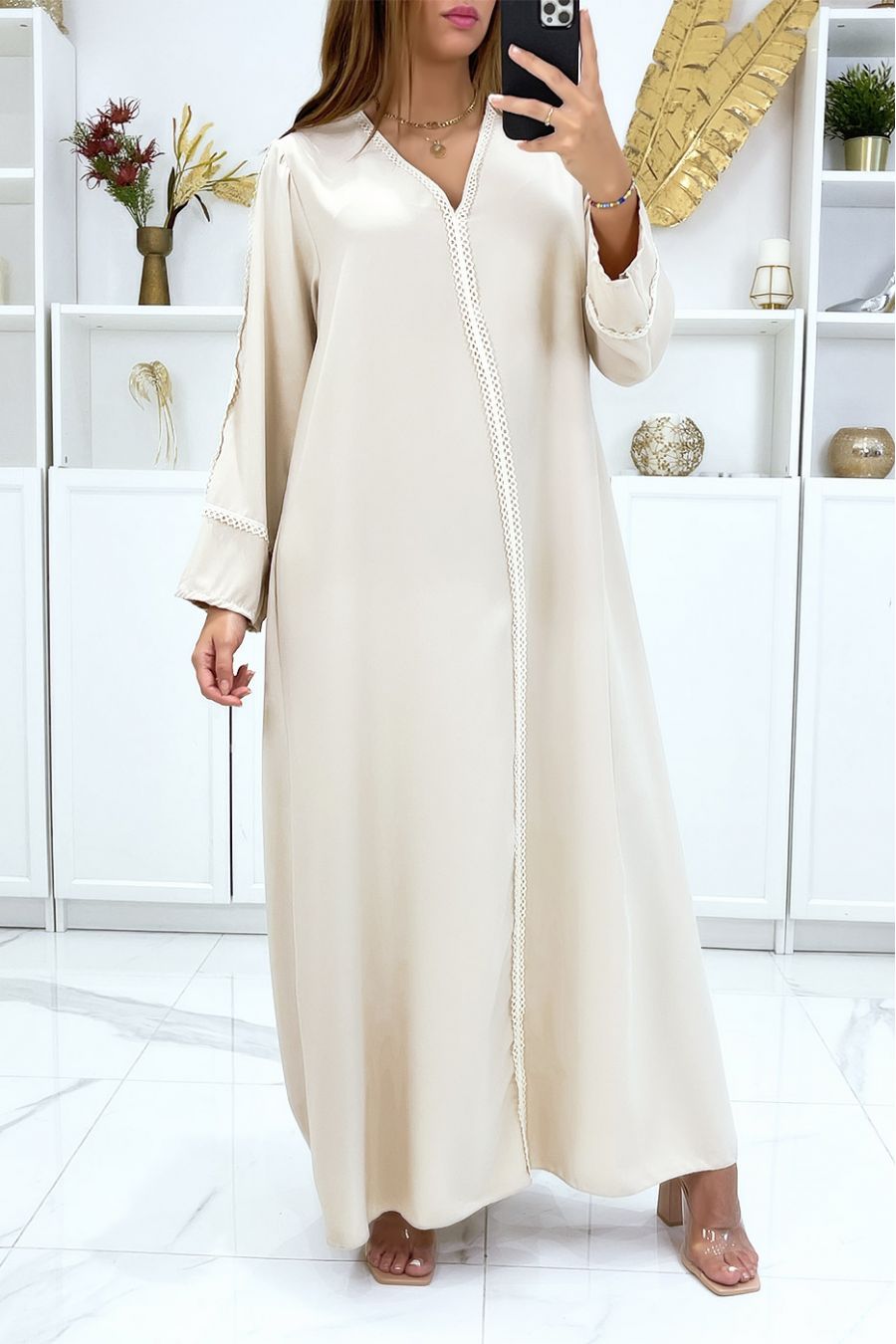 Longue abaya beige très ample avec dentelle aux manches et à l'avant   - 2