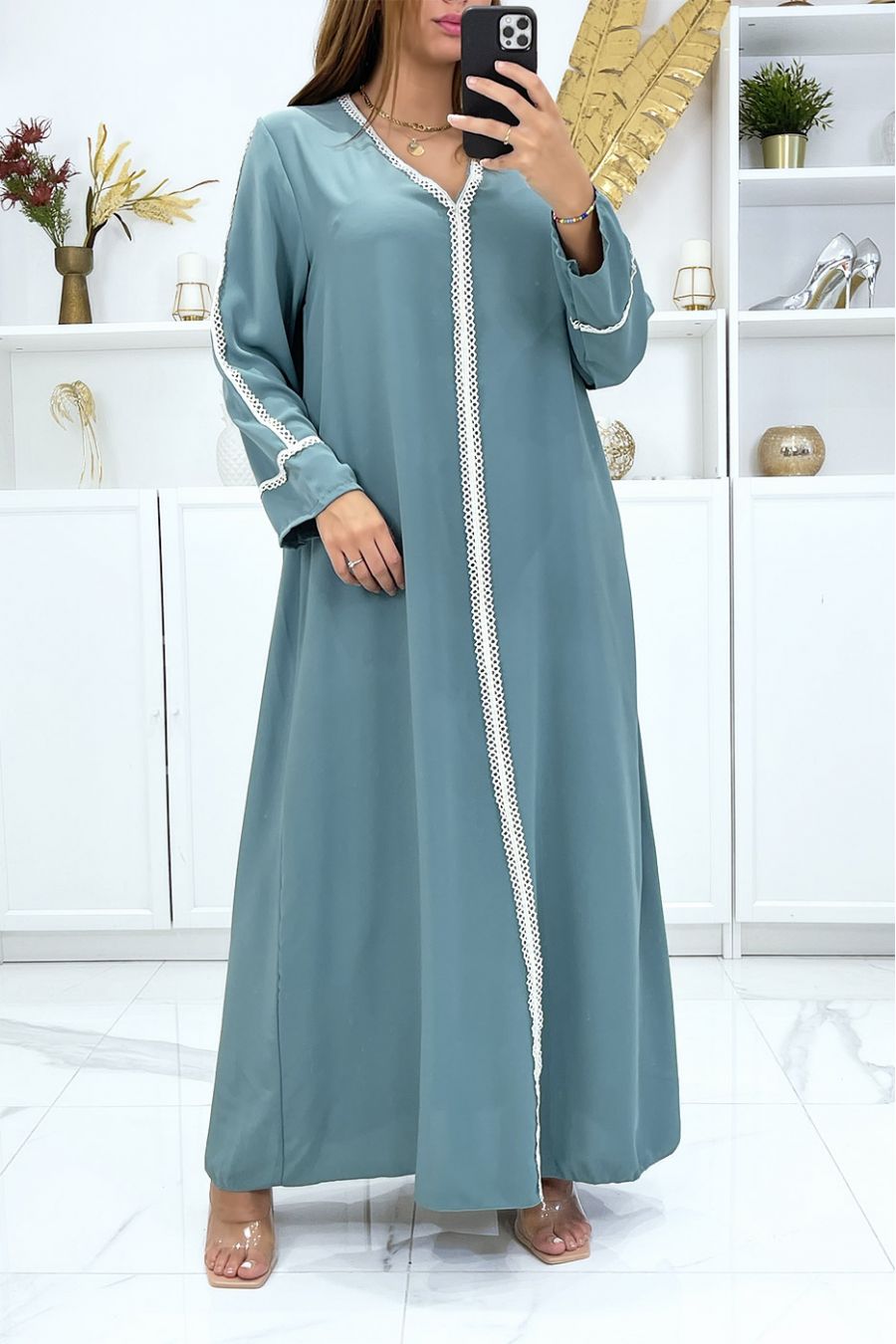 Longue abaya vert d'eau très ample avec dentelle aux manches et à l'avant   - 4