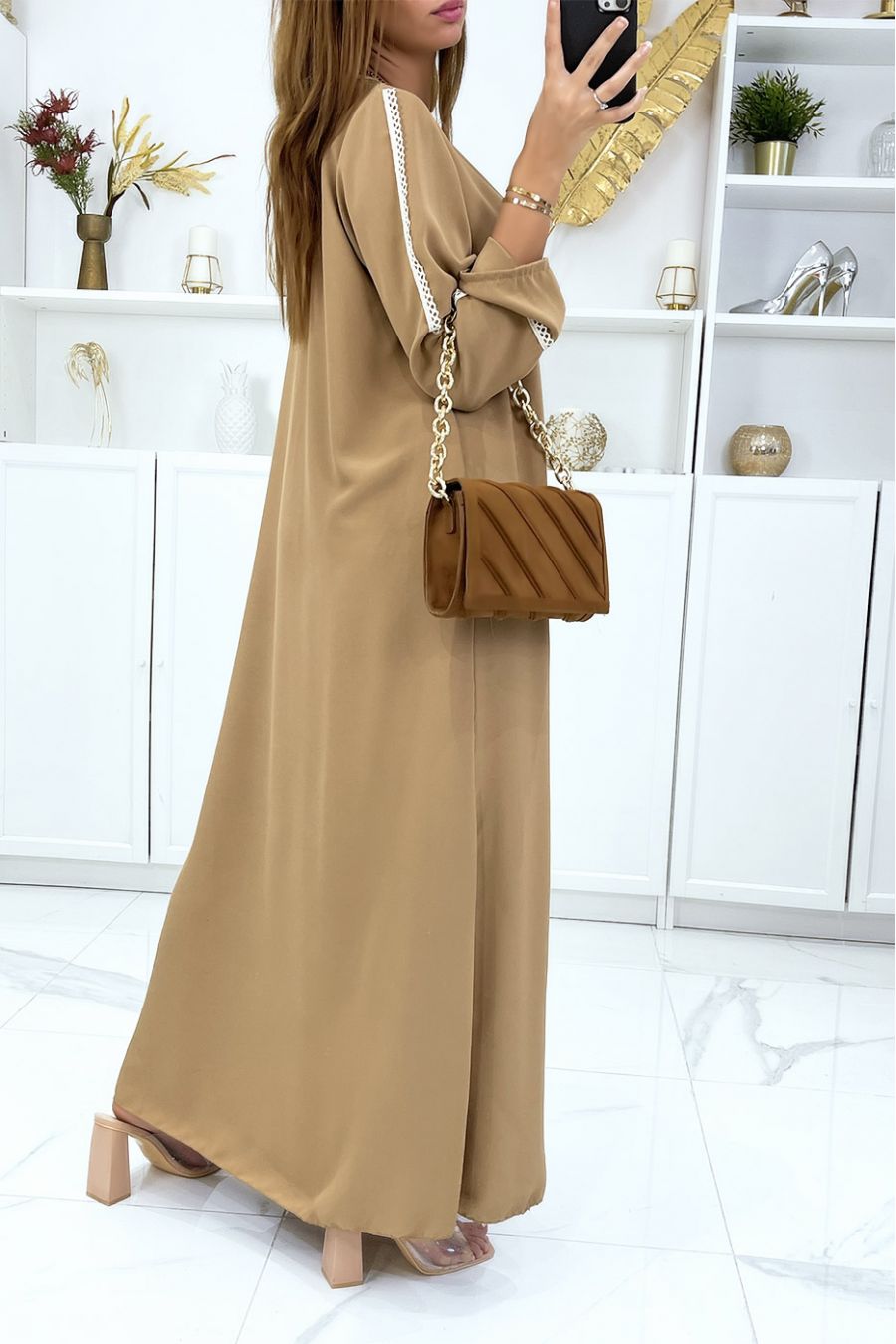 Longue abaya camel très ample avec dentelle aux manches et à l'avant - 1
