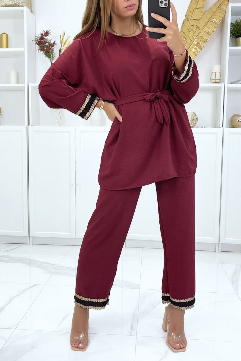 Ensemble Tunique et pantalon bordeaux avec ceinture et bandes brodés - 3 Ensemble Tunique et pantalon bordeaux avec ceinture et bandes brodés - 3