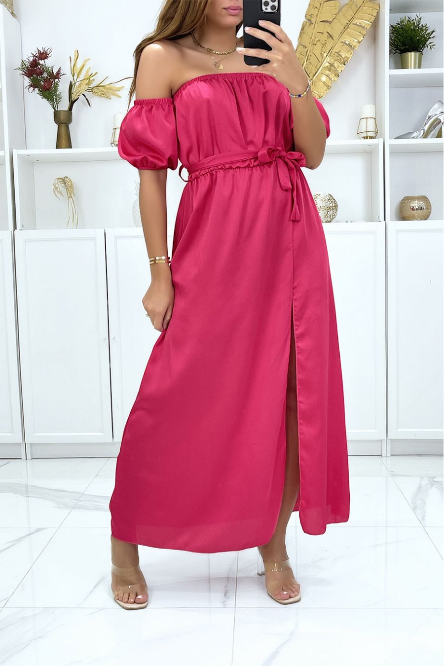 Longue robe bustier satiné en fuchsia avec manches à part  - 3