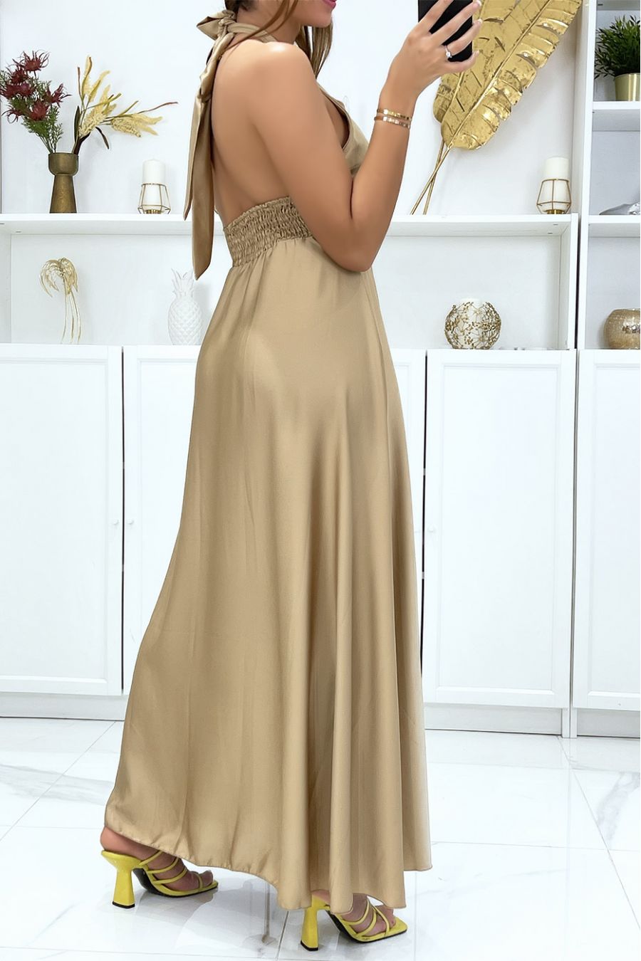 Longue robe satiné en camel avec attaches au col - 1