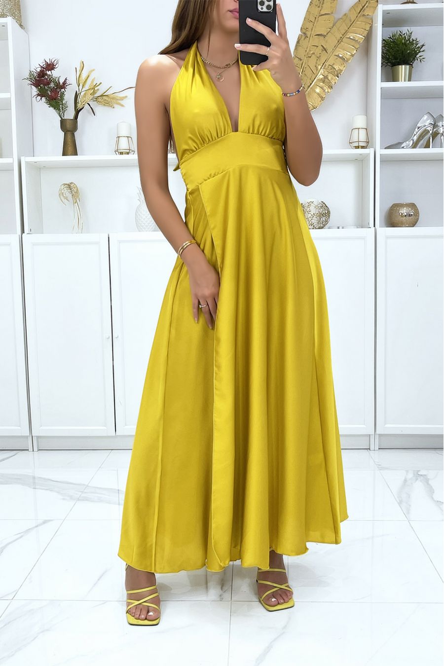 Long satin dress in mustard with ties at the collar - 3