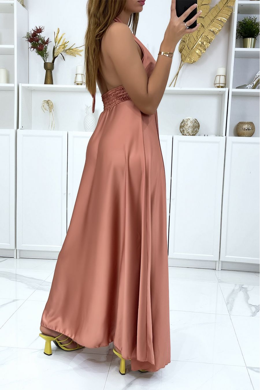 Longue robe satiné en rose avec attaches au col - 1