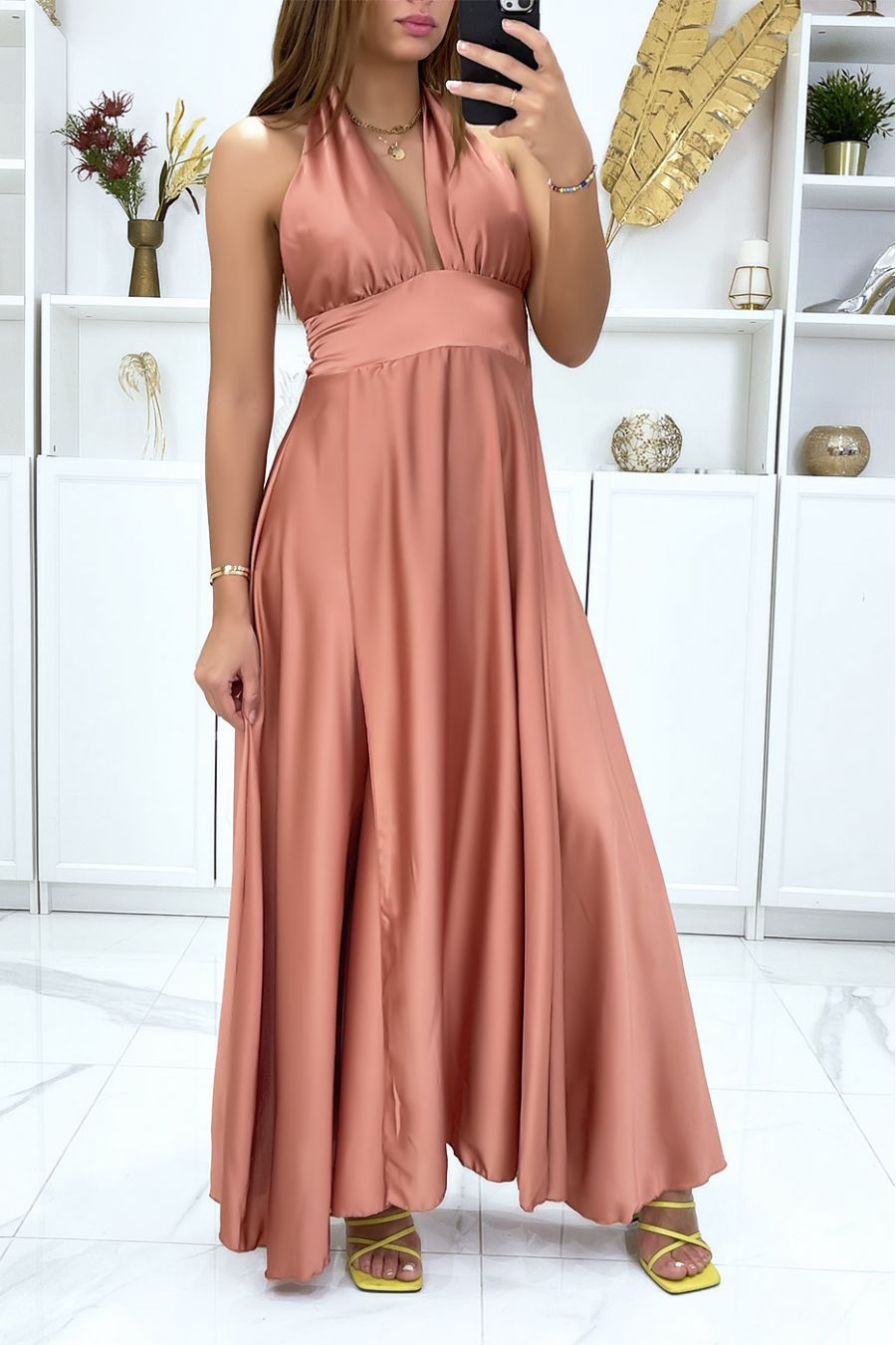 Longue robe satiné en rose avec attaches au col - 2