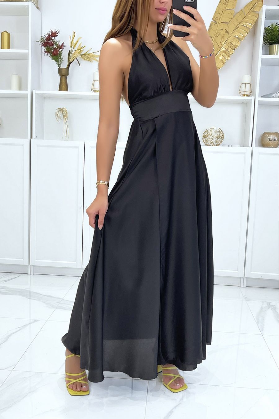 Longue robe satiné en noir avec attaches au col - 2