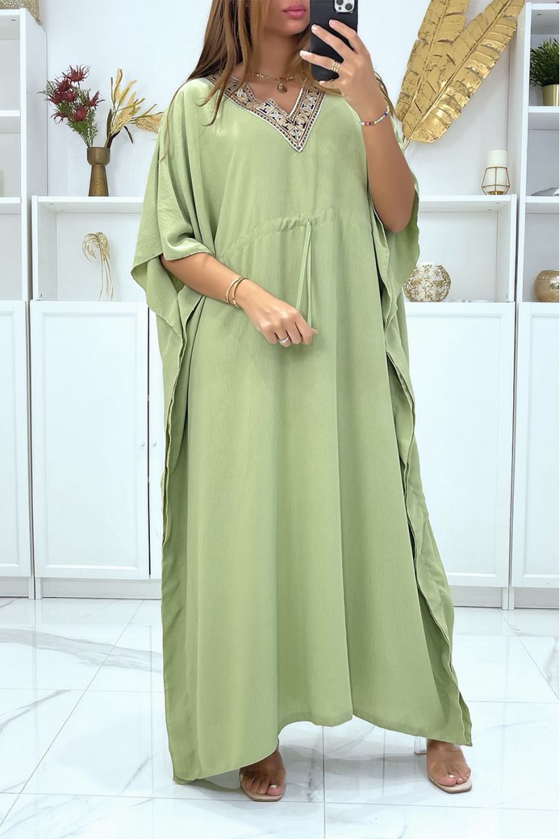 Longue abaya verte col V motif doré ajustable à la taille - 2