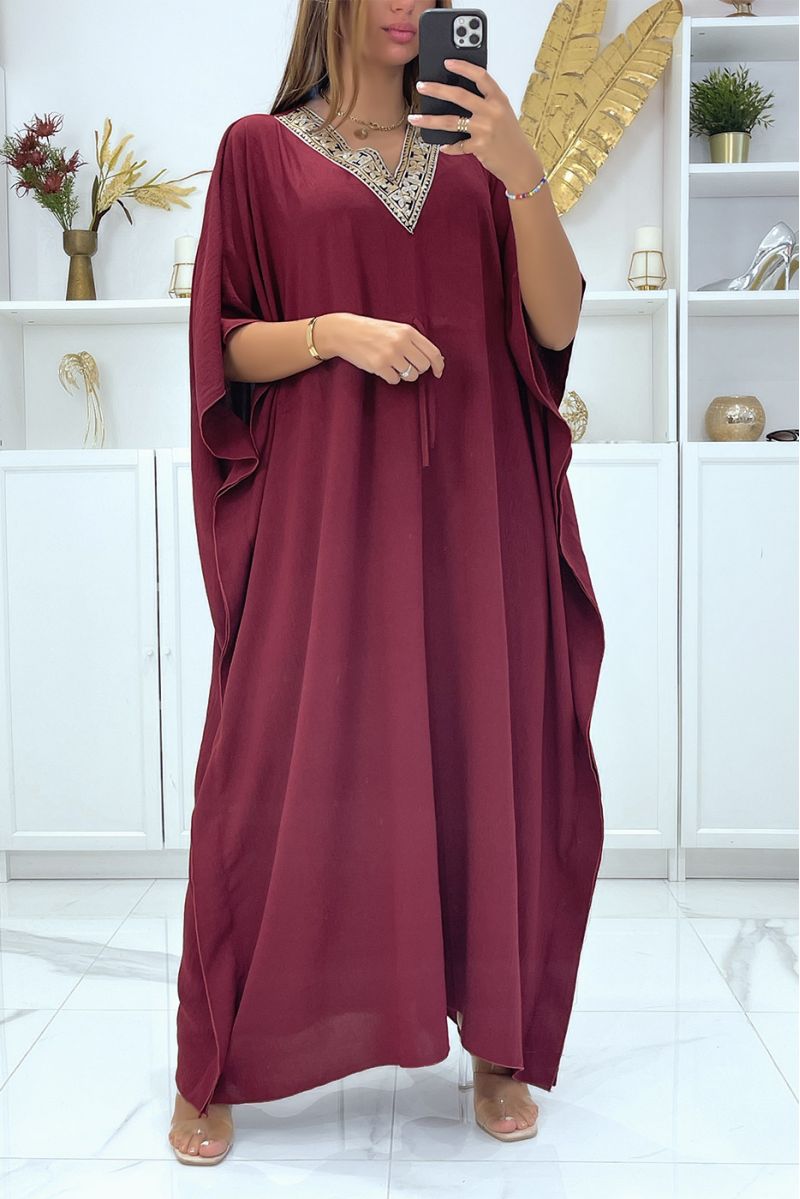 Longue abaya bordeaux col V motif doré ajustable à la taille - 1 Longue abaya bordeaux col V motif doré ajustable à la taille - 1