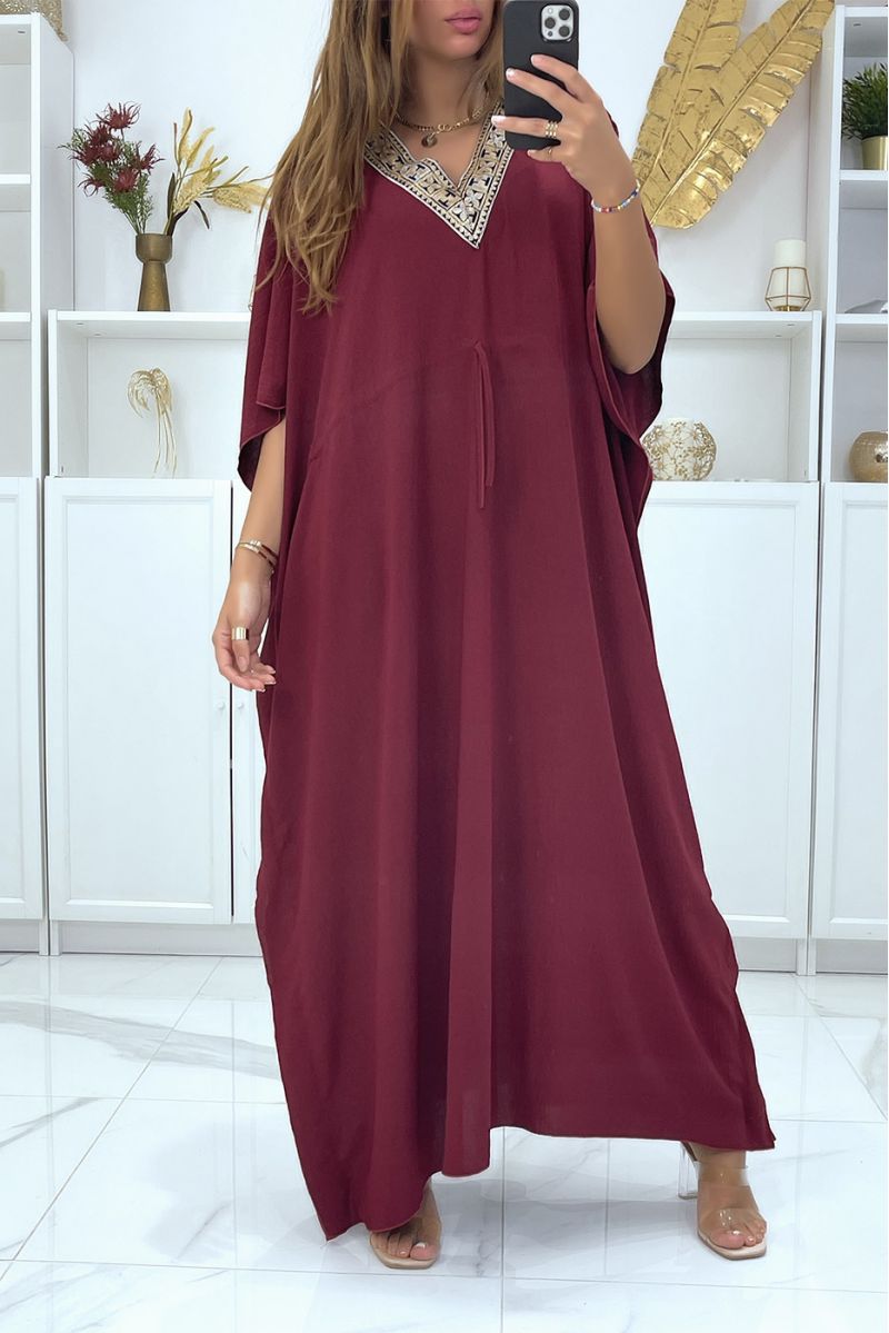 Longue abaya bordeaux col V motif doré ajustable à la taille - 2 Longue abaya bordeaux col V motif doré ajustable à la taille - 2