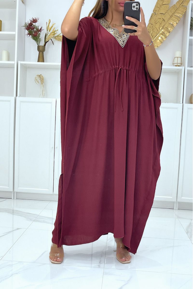 Longue abaya bordeaux col V motif doré ajustable à la taille - 3 Longue abaya bordeaux col V motif doré ajustable à la taille - 3