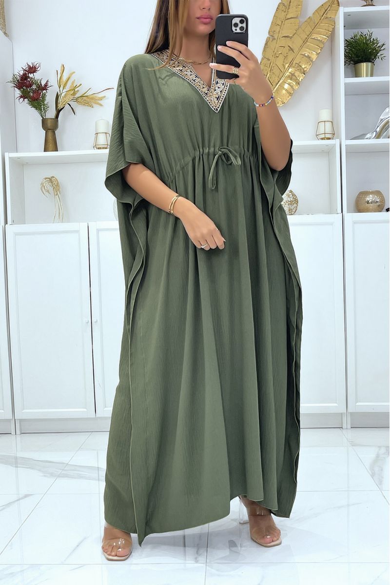 Longue abaya kaki col V motif doré ajustable à la taille - 1 Longue abaya kaki col V motif doré ajustable à la taille - 1