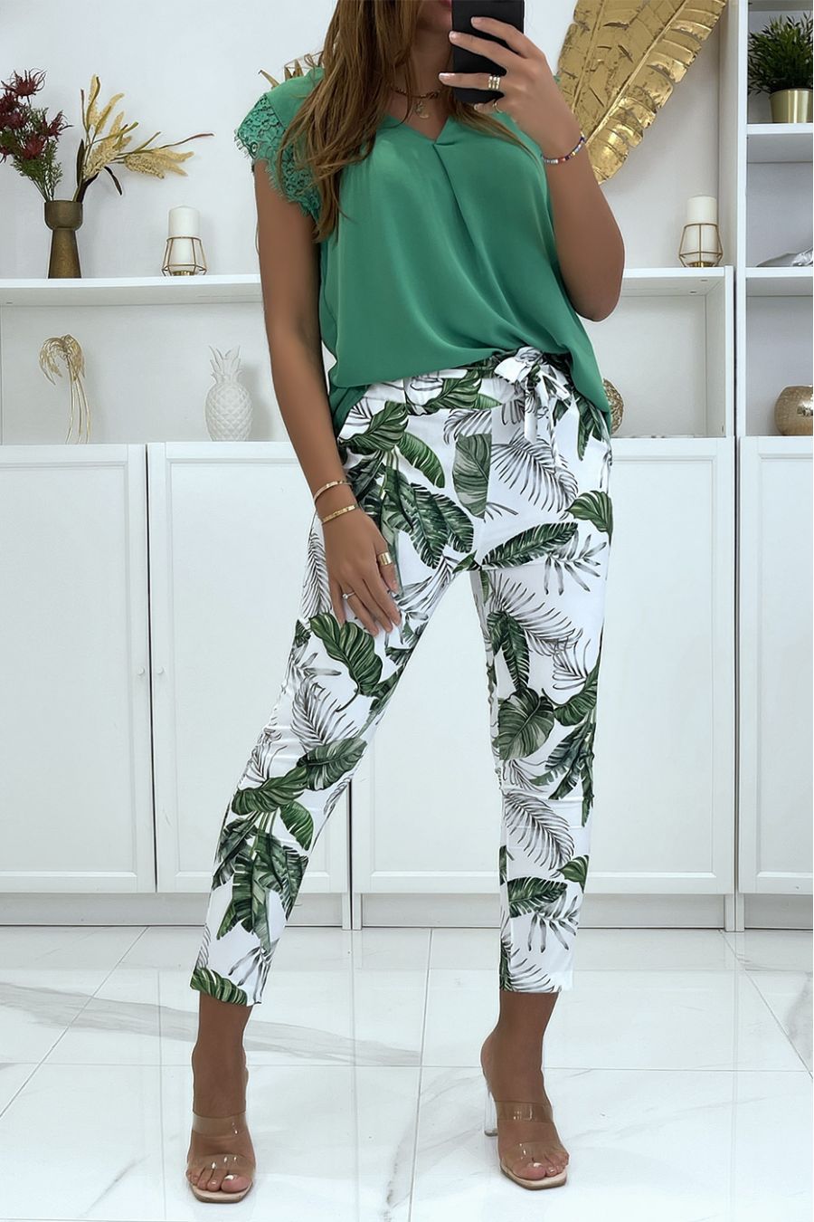 Groene satijnen blouse in V-flight met kant op de schouders - 3