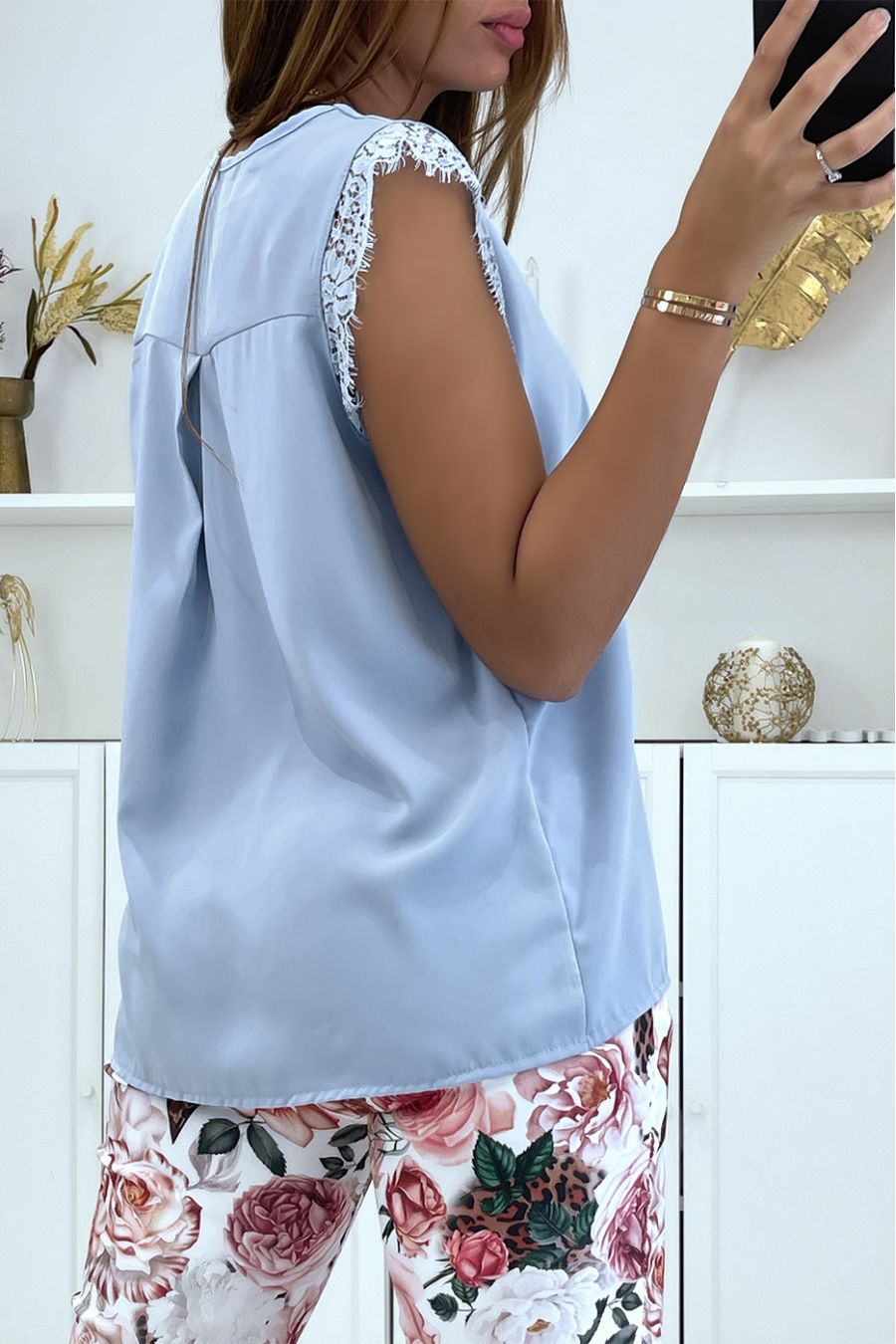 Blauwe satijnen blouse in V-flight met kant op de schouders - 5