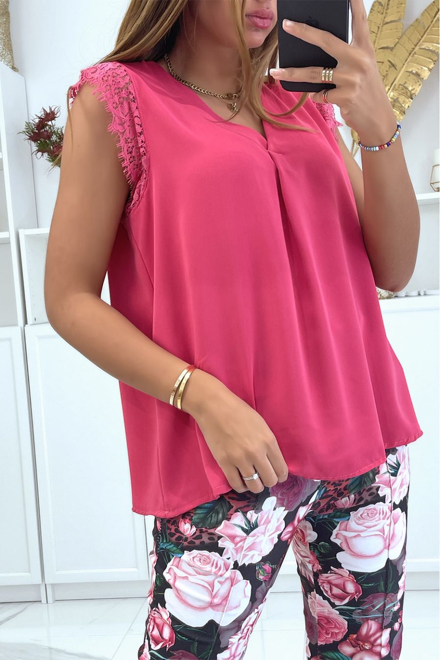 Blouse fuchsia satiné en vol V avec dentelle au épaules - 4