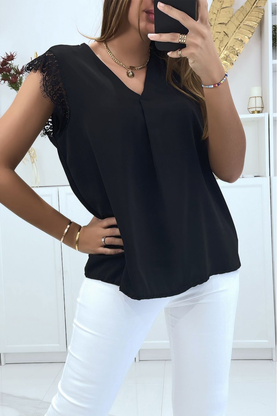 Zwarte satijnen blouse in V-flight met kant op de schouders - 2