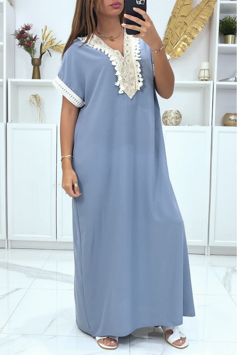 Longue robe bleu sans manches avec broderie  - 1