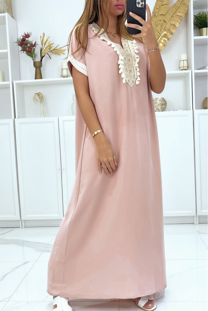 Long sleeveless pink dress with embroidery - 1