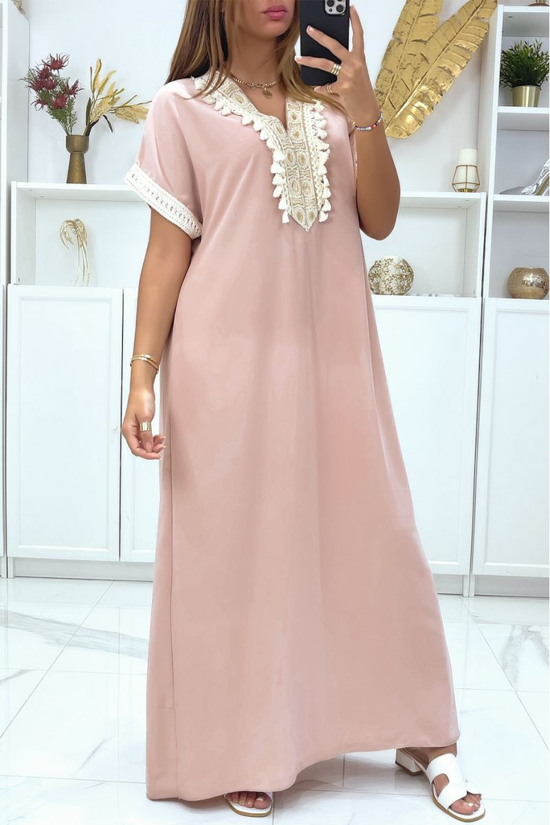 Long sleeveless pink dress with embroidery - 2