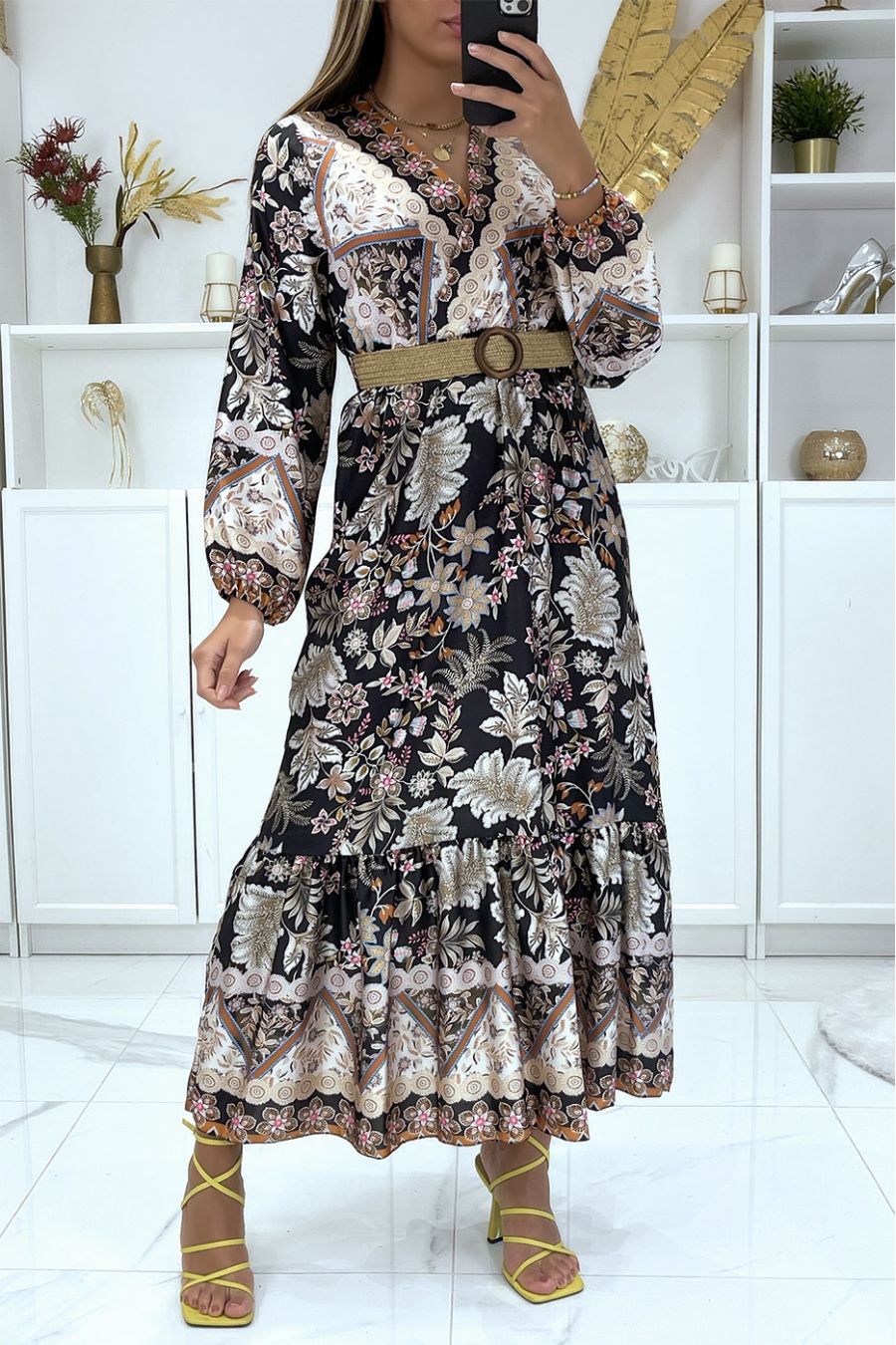 Longue robe noire satiné croisé motif fleuris avec ceinture - 1